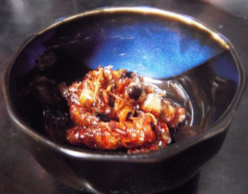 妻が料理したオオスズメバチのハチの子の揚げ物